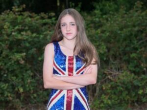 Courtney Wright posa con l'abito con la bandiera inglese ispirato alle Spice Girls