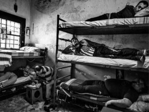 Detenuti in un carcere italiano, c'è una persona che scrive