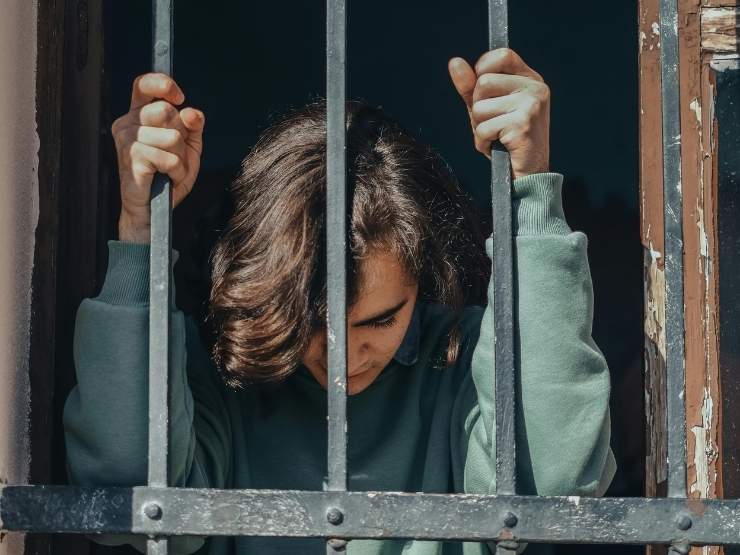 Detenuto dietro alle sbarre