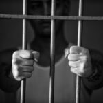 Detenuto dietro alle sbarre in carcere