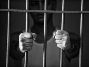 Detenuto dietro alle sbarre in carcere