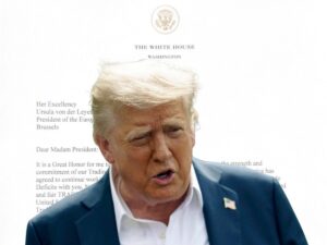 Sullo sfondo la lettera che Donald Trump ha inviato a Ursula von der Leyen. In primo piano il capo della Casa Bianca