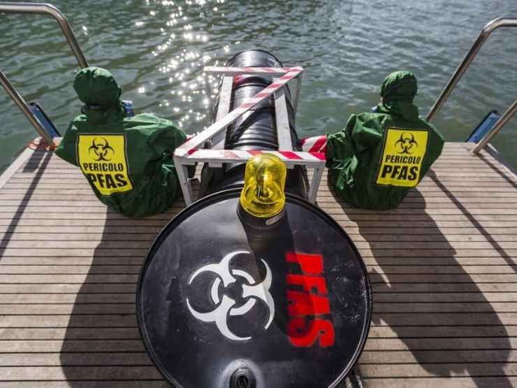 Due attivisti di Greenpeace durante la campagna contro i Pfas