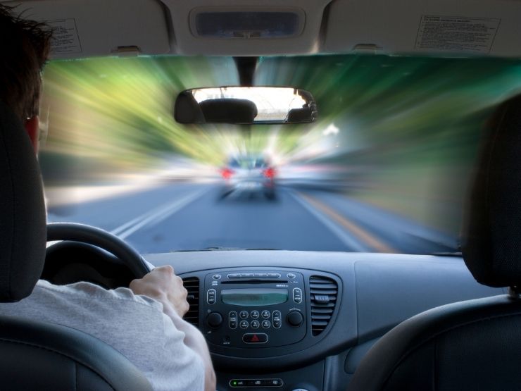 Conducente guida l'auto ad alta velocità