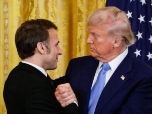 Il primo incontro tra Macron e Trump dopo l'insediamento del tycoon alla Casa Bianca