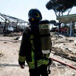 Un vigile del fuoco sul luogo dell'esplosione e dell'incendio al distributore di carburante a Roma