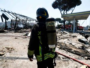 Un vigile del fuoco sul luogo dell'esplosione e dell'incendio al distributore di carburante a Roma