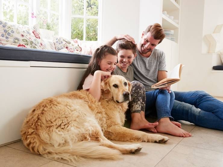 Famiglia felice con una figlia e un cane