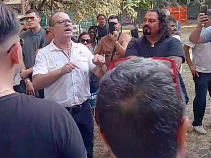 Francesco Patrizi, papà del figlio accoltellato, voleva farsi giustizia da sé, durante una manifestazione