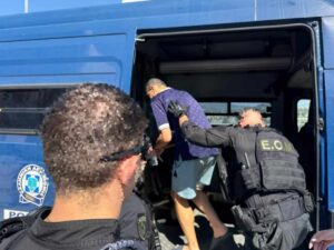 Francis Kaufmann in partenza dalla Grecia, è accusato di aver ucciso compagna e figlia a Villa Pamphili a Roma