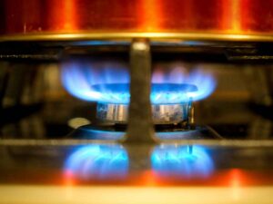 Gas sotto una pentola, preoccupazione per gli aumenti in vista dell'inverno