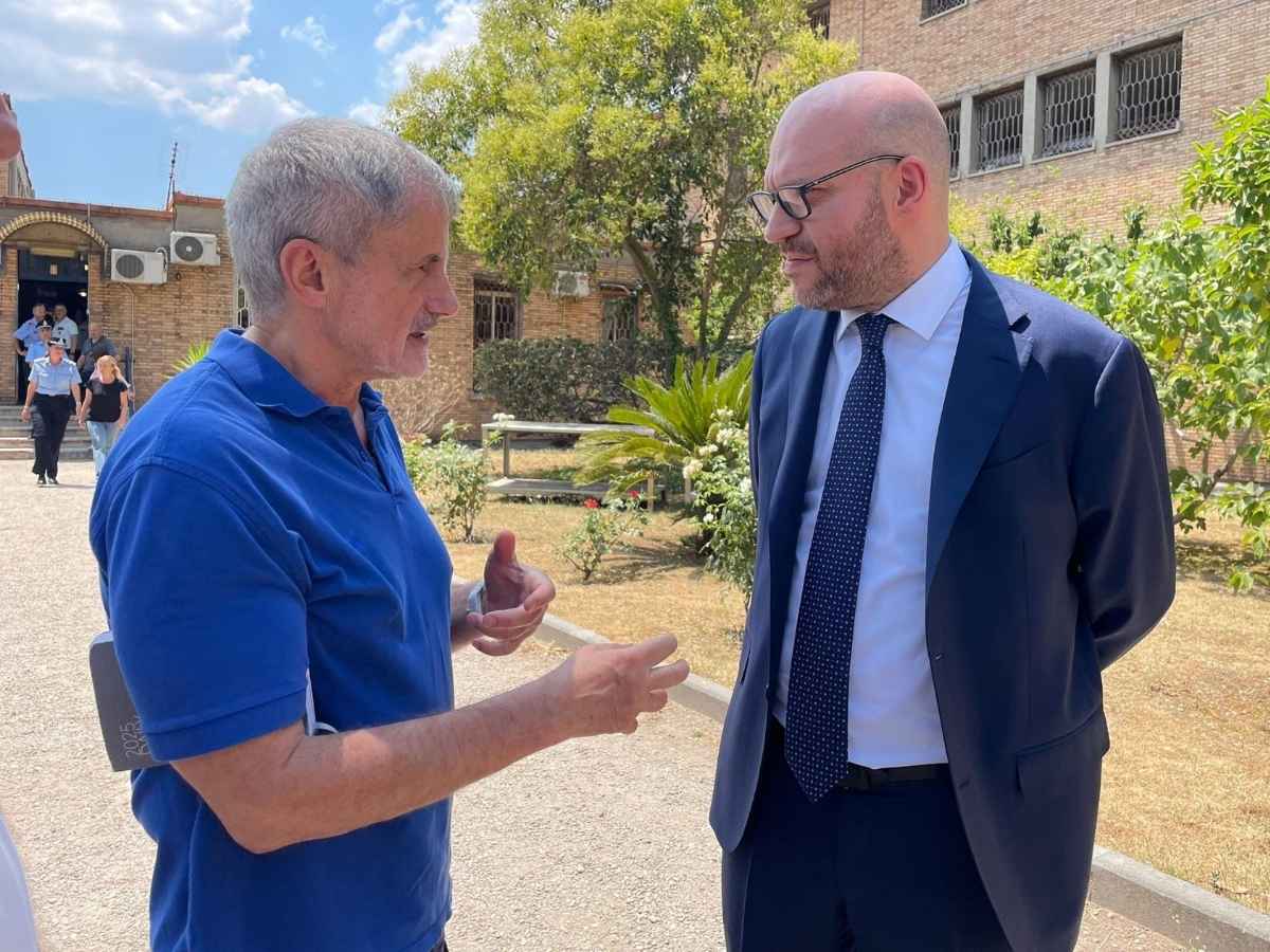 Lorenzo Fontana in visita al carcere “rovente” di Rebibbia, l’incontro con Gianni Alemanno: “Ci sono stati tentativi di suicidio” Lorenzo Fontana in visita al carcere “rovente” di Rebibbia, l’incontro con Gianni Alemanno: “Ci sono stati tentativi di suicidio”