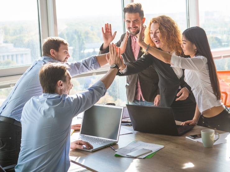 Giovani al lavoro in un ufficio