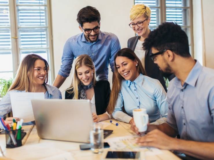 Un gruppo di giovani colleghi al computer