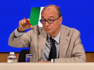 Il ministro dell'Istruzione Giuseppe Valditara in conferenza stampa