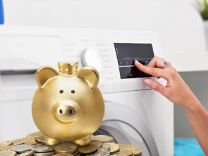 sfondo lavatrice e salvadanaio con euro