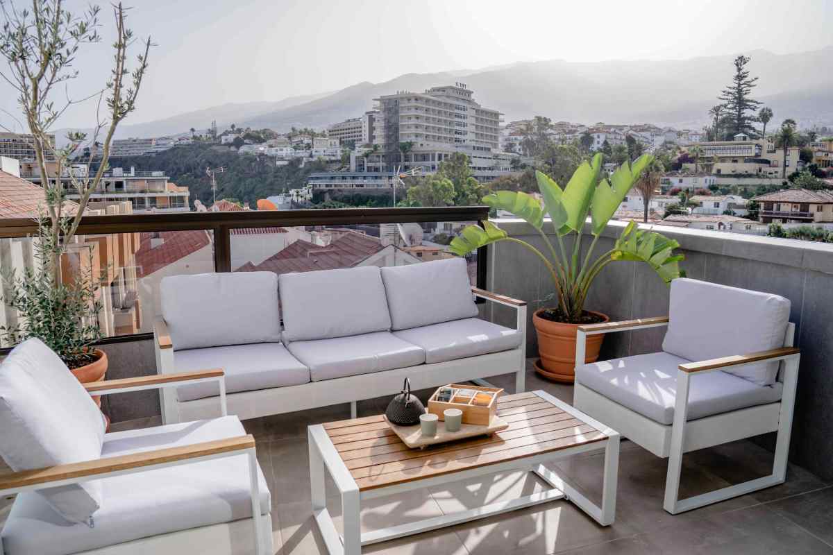 Ho scoperto solo ora le regole condominiali per l’uso del balcone: rischio davvero grosso