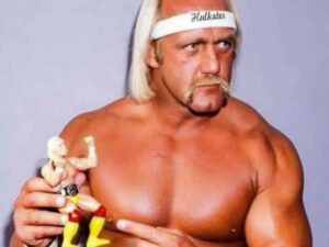 Hulk Hogan con in mano il suo bambolotto