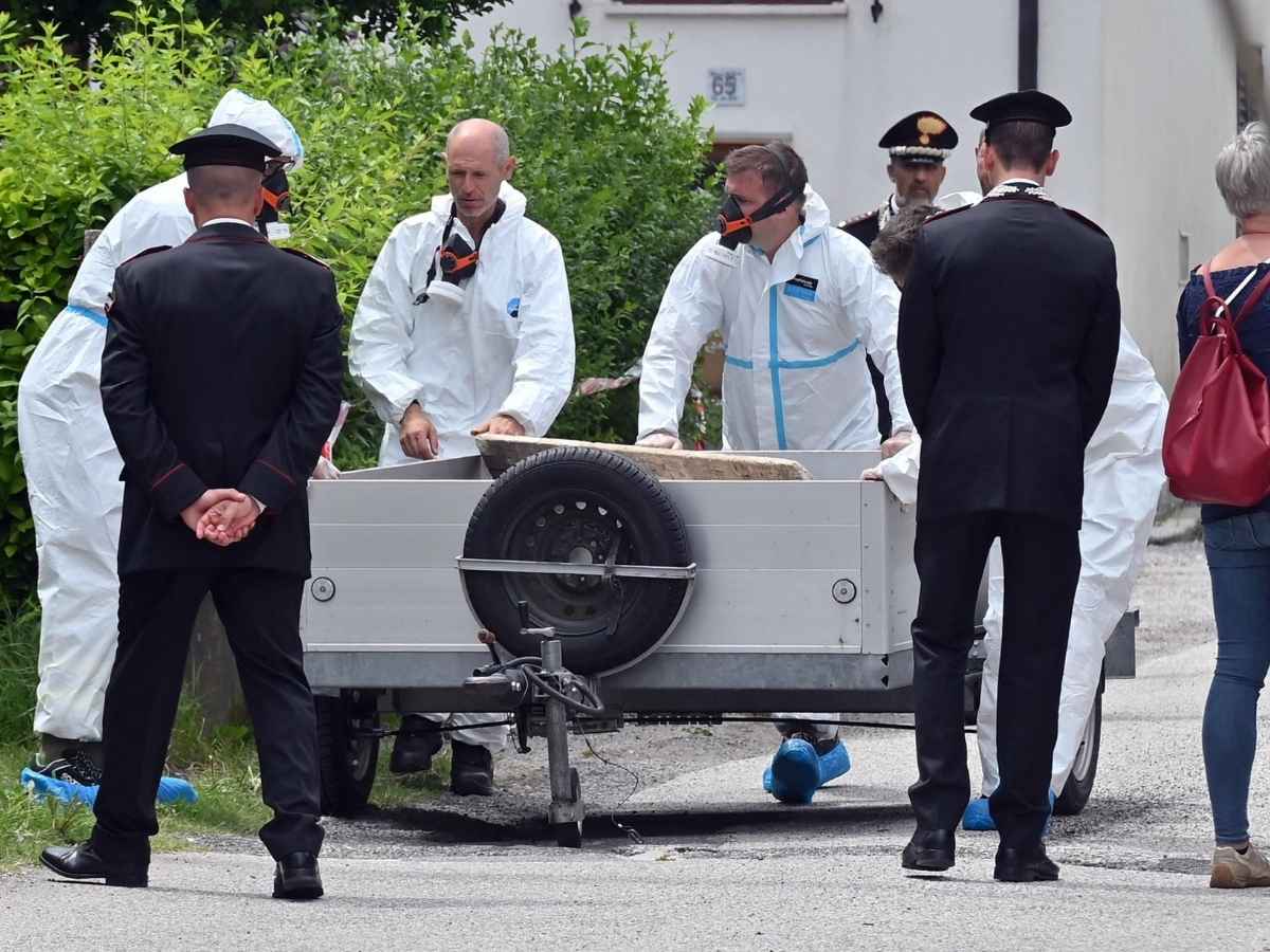 I rilievi della Scientifica per l'omicidio di Alessandro Venier, 35enne ucciso e fatto a pezzi da mamma e compagna