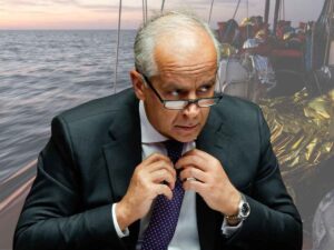 Il Ministro dell'Interno Matteo Piantedoosi, sullo sfondo migranti nel mar Mediterraneo
