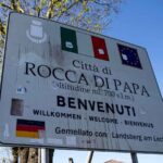 Il cartello d'ingresso a Rocca di Papa, dove è avvenuto un caso di giustizia privata