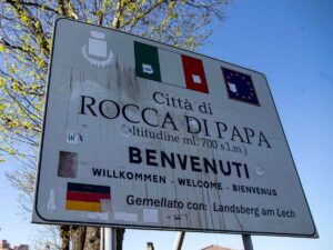 Il cartello d'ingresso a Rocca di Papa, dove è avvenuto un caso di giustizia privata
