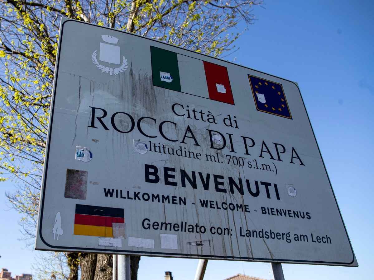 Il cartello d'ingresso a Rocca di Papa, dove è avvenuto un caso di giustizia privata