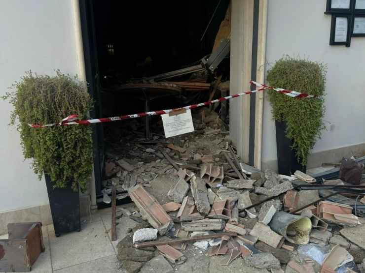 Il crollo del tetto di un ristorante a Terracina