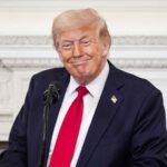 Il presidente degli Stati Uniti Donald Trump che sorride, la Nato comprerà le armi Usa con i soldi dell'Europa