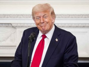 Il presidente degli Stati Uniti Donald Trump che sorride, la Nato comprerà le armi Usa con i soldi dell'Europa