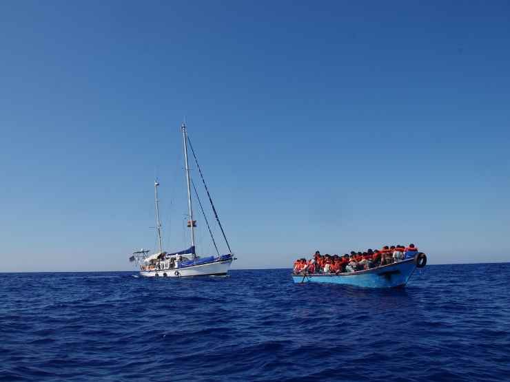 Il veliero Nadir soccorre migranti nel mar Mediterraneo