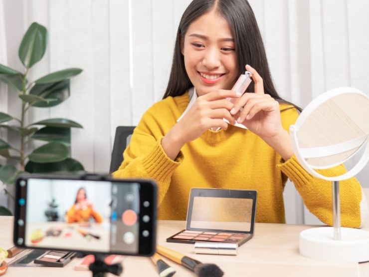Influencer gira un video tutorial make-up