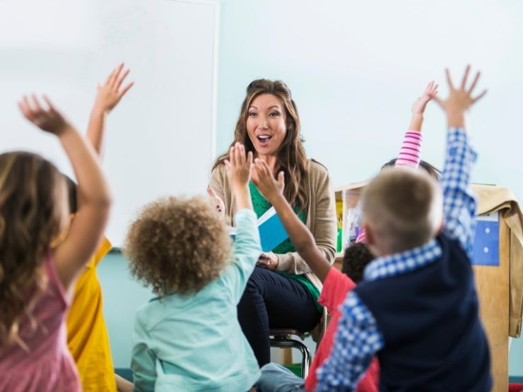 Insegnante in classe con gli alunni