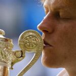 Jannik Sinner bacia il trofeo di Wimbledon dopo la vittoria