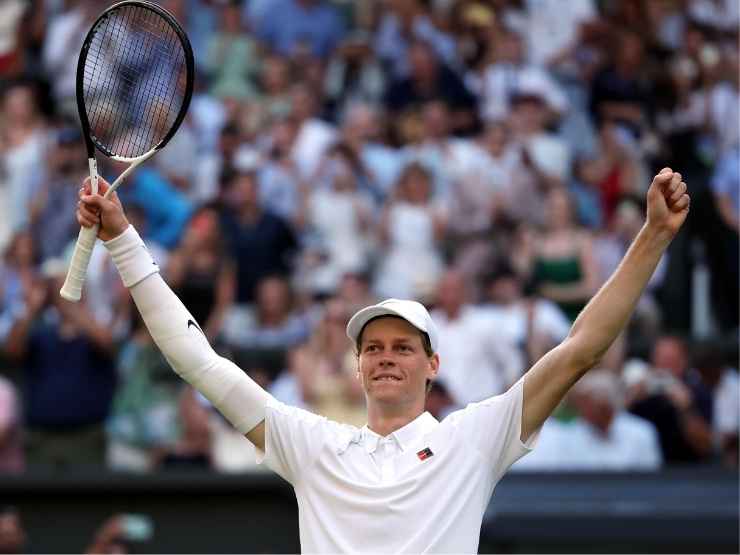 Jannik Sinner esulta per la vittoria del trofeo di Wimbledon