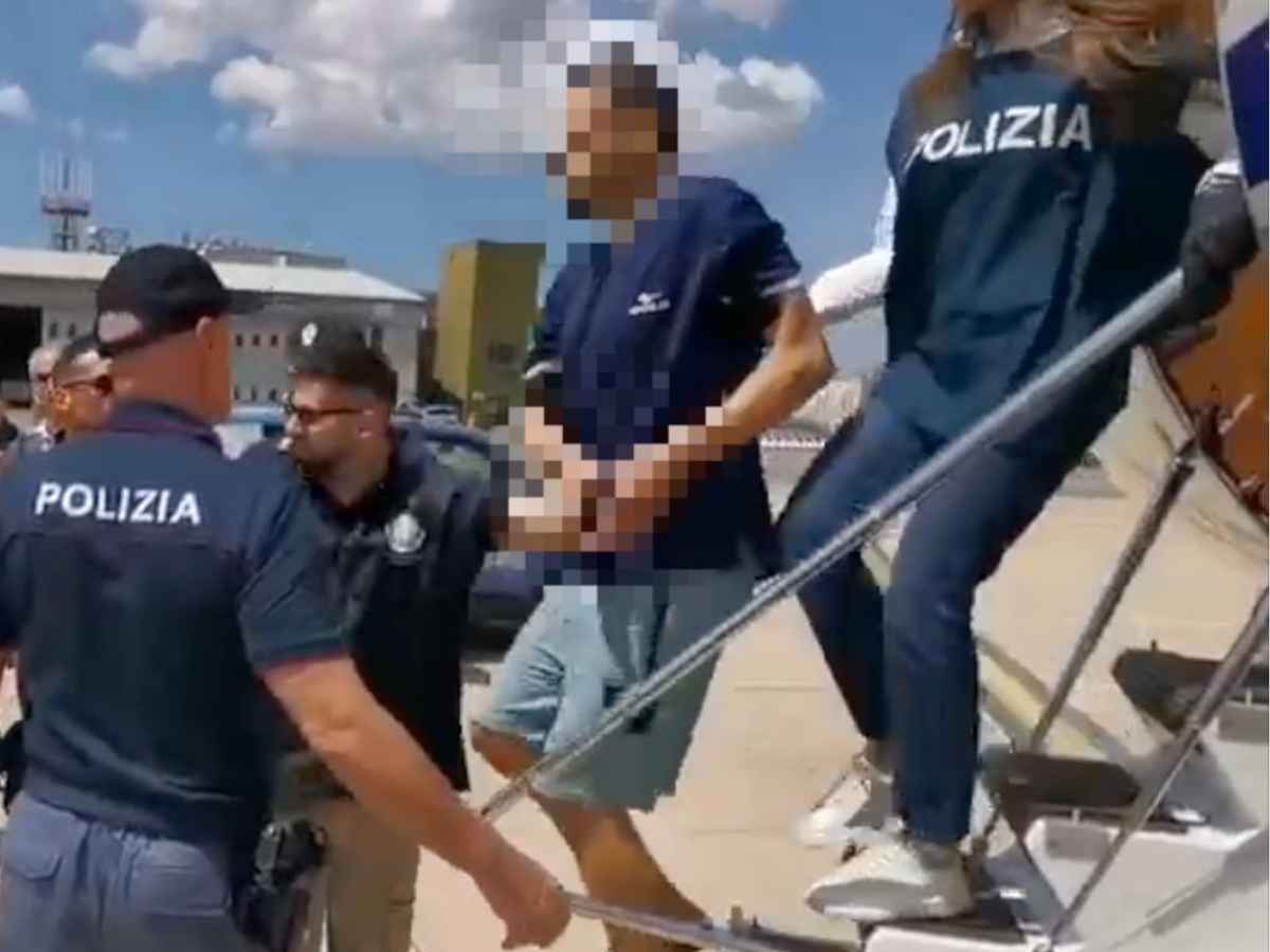 Kaufmann all'arrivo in Italia dalla Grecia, è accusato di aver ucciso compagna e figlia a Villa Pamphili a Roma