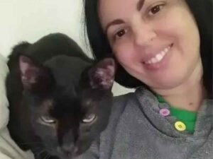 La 42enne Valentina Greco, scomparsa in Tunisia, con uno dei suoi gatti