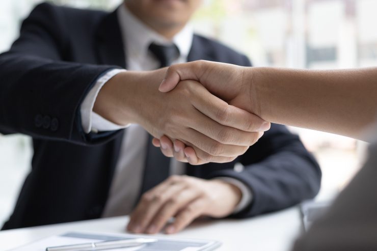 Persone si stringono la mano al lavoro