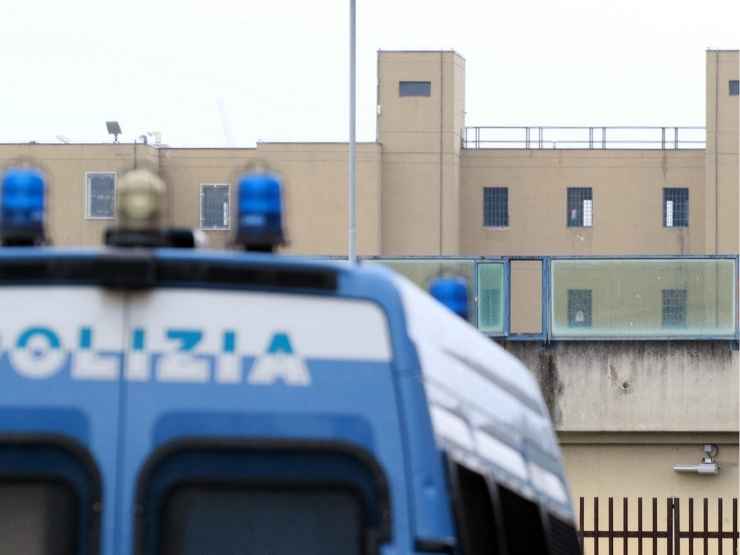 La polizia all'esterno del carcere La Dogaia di Prato durante una rivolta