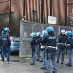 La polizia in assetto antisommossa all'esterno del carcere La Dogaia di Prato