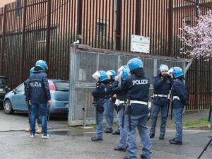 La polizia in assetto antisommossa all'esterno del carcere La Dogaia di Prato