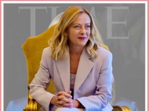 La premier italiana Giorgia Meloni e sullo sfondo la copertina del Time