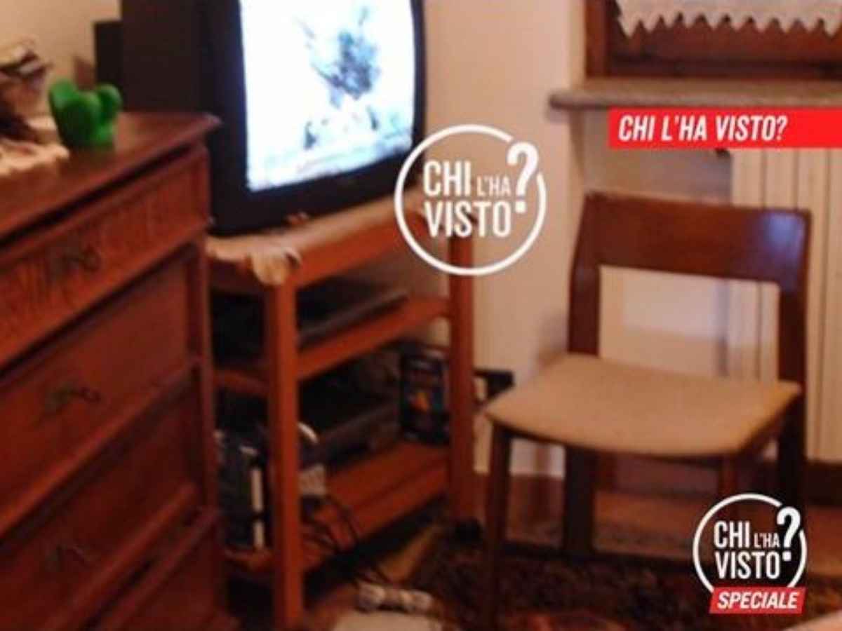 Garlasco, il mistero della tv accesa: i videogame e le sedie in posizione da gioco. Chi c’era in quella stanza Garlasco, il mistero della tv accesa: i videogame e le sedie in posizione da gioco. Chi c’era in quella stanza