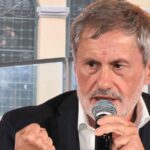L'ex sindaco di Roma Gianni Alemanno, sullo sfondo il carcere di Rebibbia