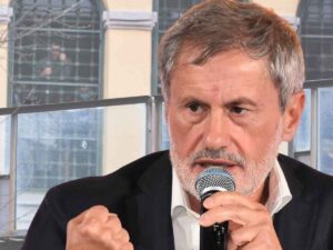 L'ex sindaco di Roma Gianni Alemanno, sullo sfondo il carcere di Rebibbia