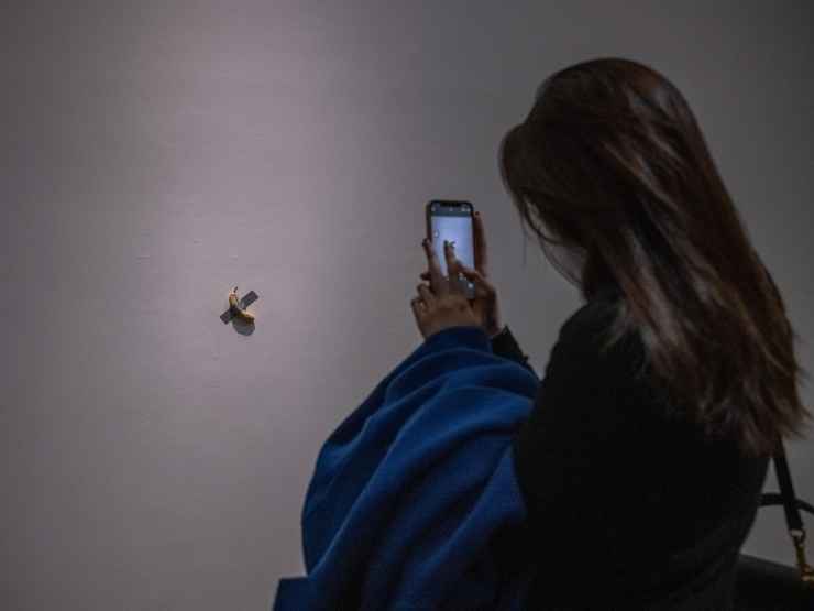 L'opera The Comedian, la banana di Cattelan