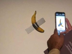L'opera The Comedian, la banana di Maurizio Cattelan