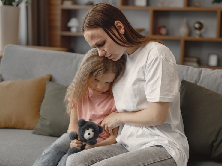 Mamma e figlio piangono perché sono vittime di violenza domestica