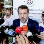 Matteo Salvini parla con i giornalisti