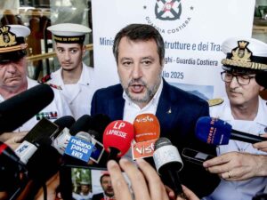 Matteo Salvini parla con i giornalisti